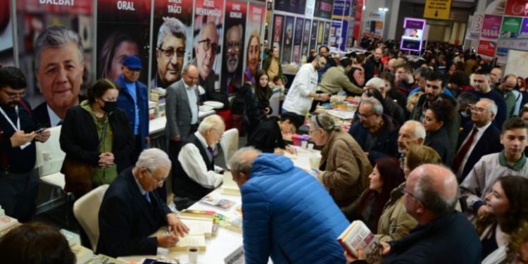 TÜYAP İzmir Kitap Fuarı’nda Cumhuriyet gazetesi yazarları okuyucularıyla bir araya geldi