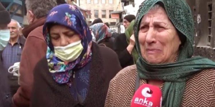 Ucuz et için kuyrukta bekleyen 83 yaşındaki yurttaş isyan etti: Bir de oy istiyorlar!