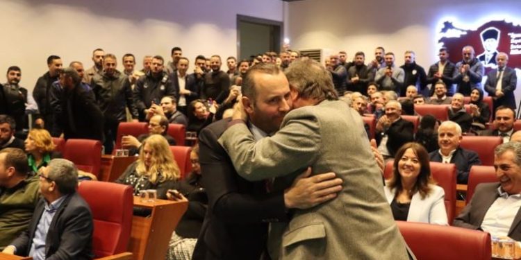 Vefa Salman istifa etti, Yalova Belediye Meclisi Mustafa Tutuk’u asaleten başkan seçti