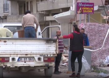 Yağmacılar nedeniyle hasarlı binadan eşyalarını taşıdılar: ‘Böyle insan olmaz olsun’