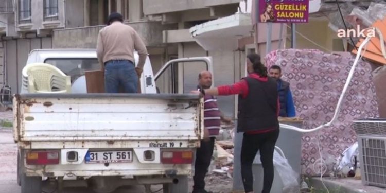 Yağmacılar nedeniyle hasarlı binadan eşyalarını taşıdılar: ‘Böyle insan olmaz olsun’