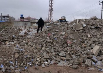Yıkılan binaların molozunu yurttaşların yaşam alanlarına döktüler