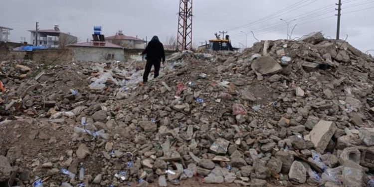 Yıkılan binaların molozunu yurttaşların yaşam alanlarına döktüler