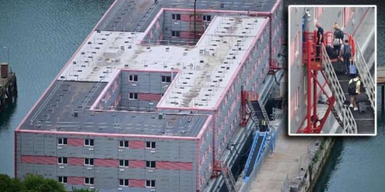 İngiltere Sağlık Bakanı, sığınmacı gemisindeki bakteriden geç haberdar olduklarını söyledi