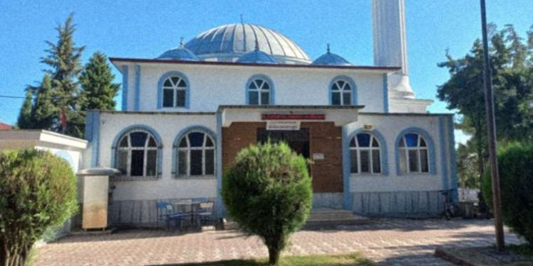 Kavgayı ayırmaya çalışan imam darbedildi