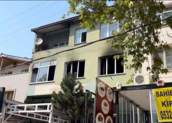 Oturduğu daireyi ateşe verdi: Yakınları ölümden döndü