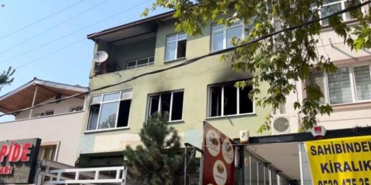 Oturduğu daireyi ateşe verdi: Yakınları ölümden döndü