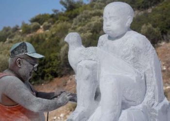 Kuşadası’nda mermerler ‘barış ve özgürlük’ temasıyla işleniyor