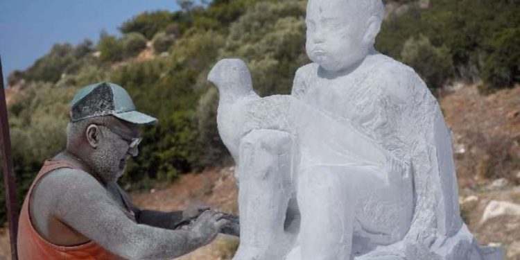 Kuşadası’nda mermerler ‘barış ve özgürlük’ temasıyla işleniyor