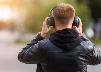 Uzun süre kulaklıkla müzik dinlemek işitme kaybına neden oluyor