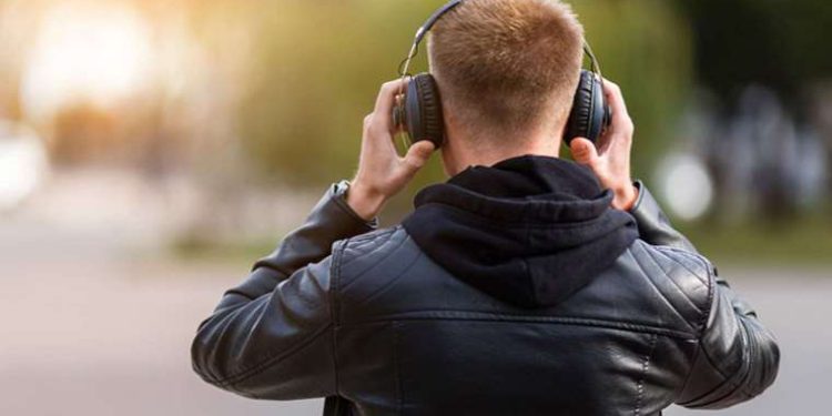 Uzun süre kulaklıkla müzik dinlemek işitme kaybına neden oluyor