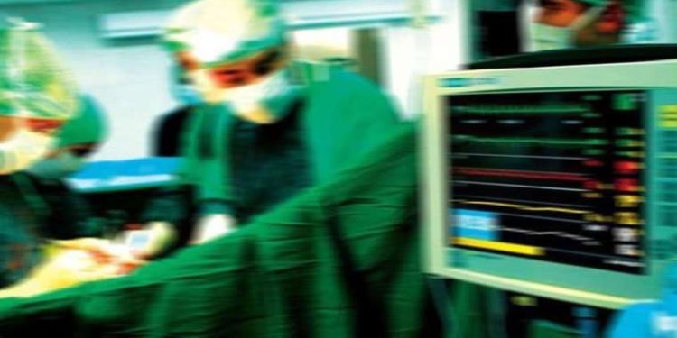 Devlet hastanesinde büyük skandal: Temizlik görevlisi ameliyata girmiş!