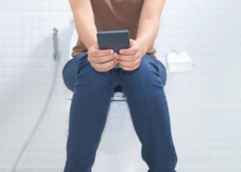 Mide uzmanı doktor uyardı: Tuvalette cep telefonu kullananların dikkatine!