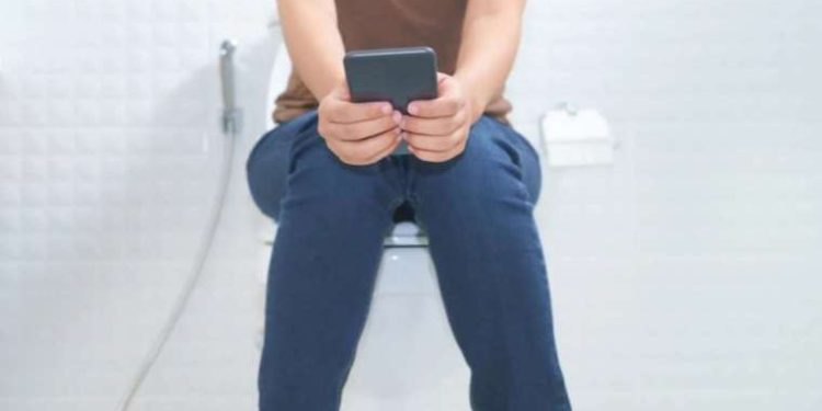 Mide uzmanı doktor uyardı: Tuvalette cep telefonu kullananların dikkatine!