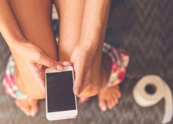 Telefonla tuvalette vakit geçirenler dikkat! Bu hastalığa yakalanmış olabilirsiniz…