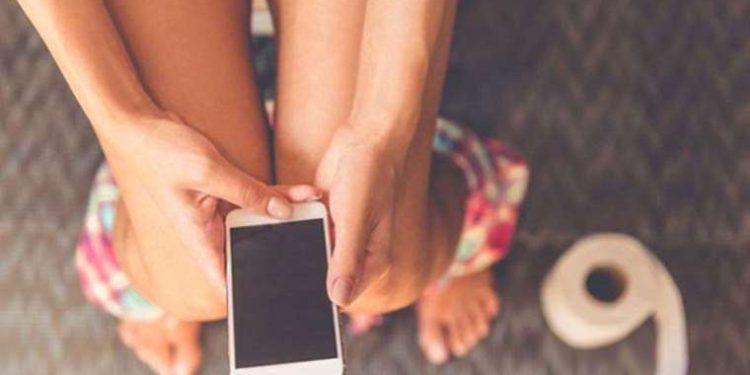 Telefonla tuvalette vakit geçirenler dikkat! Bu hastalığa yakalanmış olabilirsiniz…