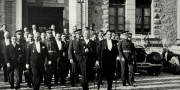 Türkiye Cumhuriyeti’nin doğuşunu ve Atatürk’ün liderliğini keşfetmek için 7 ilgi çekici kitap…