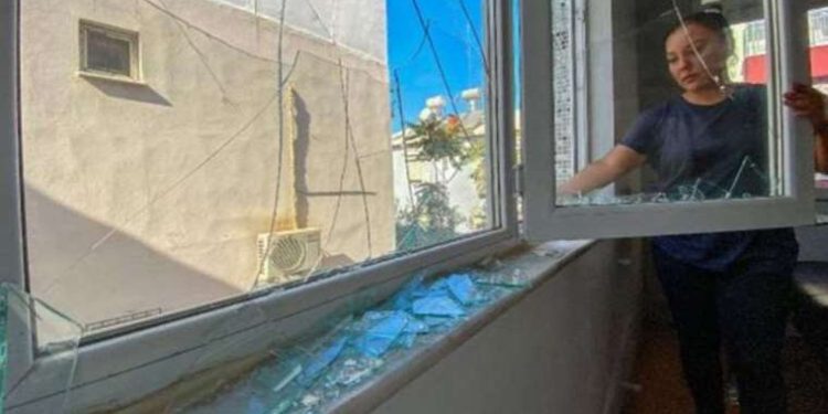 Ev sahibi dehşeti: Kiracısının camlarını kırdı!