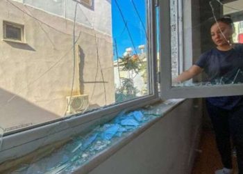 Ev sahibi dehşeti: Kiracısının camlarını kırdı!