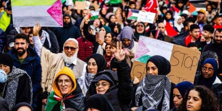 Hollanda’da 300 bürokrat hükümetin İsrail’e desteğini protesto etti