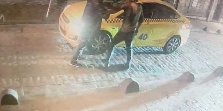 Taksici dehşeti kamerada: Hem dövdü hem bıçakladı!