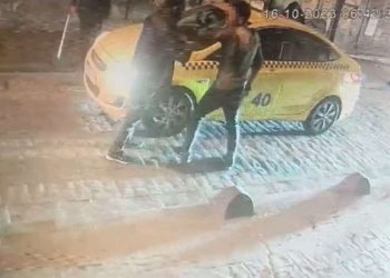 Taksici dehşeti kamerada: Hem dövdü hem bıçakladı!