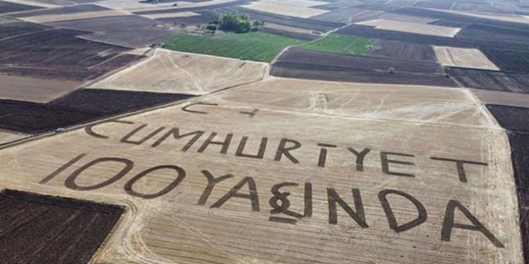 Yozgatlı çiftçi tarlasına ‘Cumhuriyet 100. yaşında’ yazdı